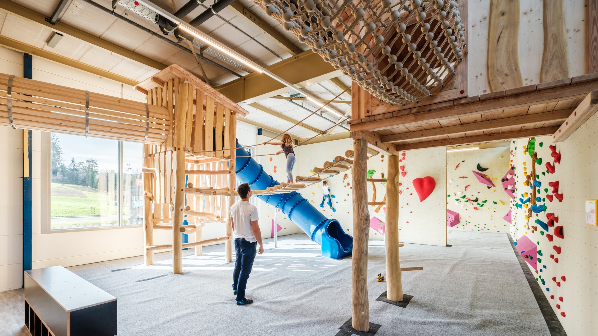 Kinderbereich BoulderBaar Indoor-Spielplatz mit Rutschbahn, Klettergerüst